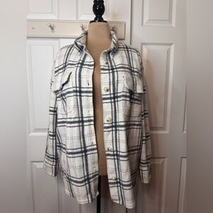 EUC ☃️AEO Shacket Plaid Cream & Black Cozy Blend